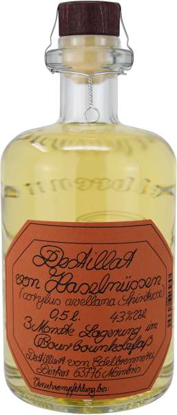 Destillat von Haselnüssen im Whiskyfass
